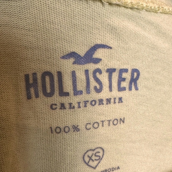 “COLORADO” Short Sleeve Tee from Hollister size XS in Pale Yellow Purple Letters - Picture 2 of 7